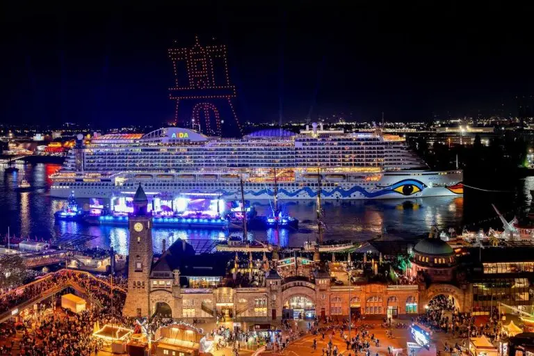 Einladende Darstellung einer Kreuzfahrt von Hamburg mit modernem Europa-Abenteuer-Gefühl.