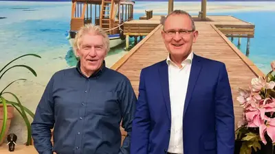 Zwei Männer stehen auf einer tropischen Strandkulisse und repräsentieren Arndt Bode sowie die Reiseberatung von Kreuzfahrt TV.